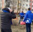 В рамках партийного проекта «Чистая страна» координатор Дмитрий Ходасевич посетил микрорайон города Коломна Колычево, где проверил состояние территории и обсудил вопросы благоустройства с работниками - Администрация г.о. Коломна