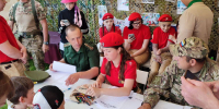 Дети и подростки Коломны отправили на фронт посылку с письмами - Regions.Ru