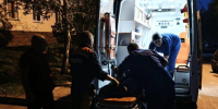 Спасатели транспортировали в машину скорой помощи пациентку с инсультом в Коломне - Regions.Ru